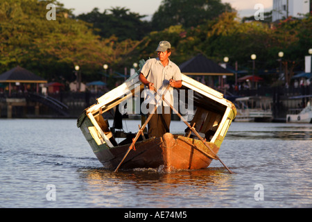 Malaysische Sampan Tambang Boot auf dem Sungai Sarawak River, Kuching, Sarawak, Borneo, Malaysia Stockfoto