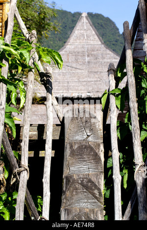 Traditionelle Leiter führt zu einem Langhaus, Sarawak Cultural Village, Sarawak, Borneo, Malaysia Stockfoto