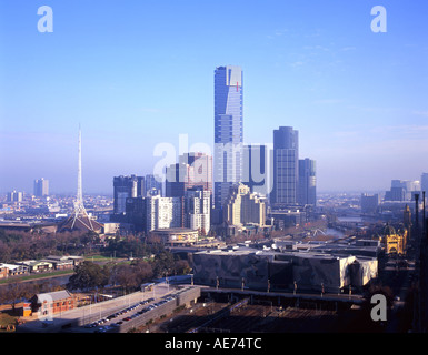 Melbourne Southbank einschließlich der Eureka Tower mit Federation Square im Vordergrund Victoria Australien Stockfoto