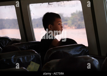 Kleiner Junge in einer ausdrücklichen Longboat in Batang Rajang zwischen Sibu und Kapit, Sarawak, Borneo, Malaysia Stockfoto