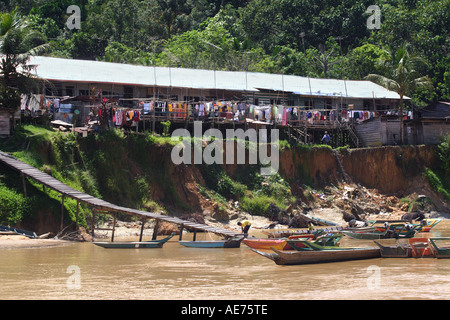 IBAN Langhaus entlang dem Batang Rajang Fluß zwischen Sibu und Kapit, Sarawak, Borneo, Malaysia Stockfoto