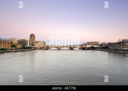 Dawn-Blick von der Millennium Bridge Blick nach Westen entlang der Themse in London Stockfoto