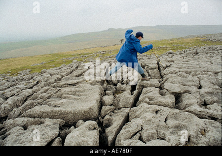 Kreditlinie obligatorisch John Angerson Hill-Walker auf die alten Kalkstein Bürgersteige in Yorkshire in der Nähe von Malham North Yorkshire Stockfoto