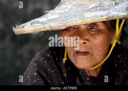 Alte Frau auf der A-Ma-Tempel oder Tin Hau Tempel, Macau SAR, China Stockfoto