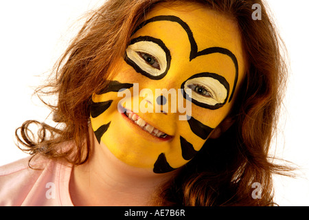 Porträt von Mädchen (9-10 Jahre) mit Hummeln oder Wespen Gesicht malen Stockfoto