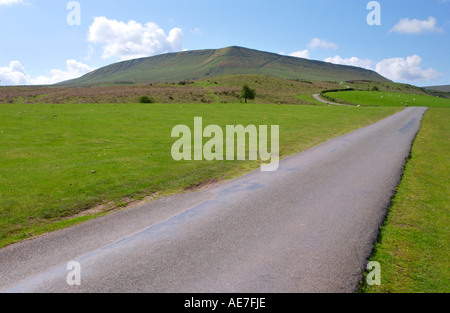 Blick auf Heu Bluff in den Black Mountains in der Nähe von Heu auf Wye Powys Wales UK mit Straße von Heu nach Llanthony über Evangelium Pass Stockfoto