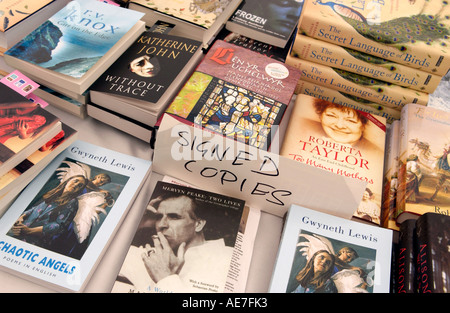 Signierte Exemplare vom Autor für Sammler, Bücher zum Verkauf im Buchladen bei Hay Festival 2006 Heu auf Wye Powys Wales UK Stockfoto