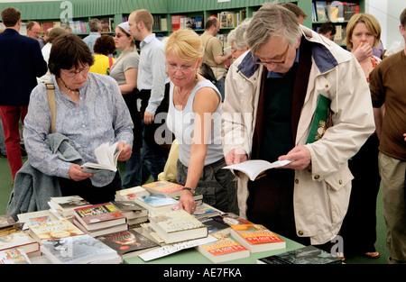 Besucher lesen und stöbern in der Buchhandlung bei The Guardian Hay Festival 2006 Hay on Wye Powys Wales UK Stockfoto