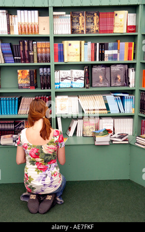 Besucher lesen und stöbern in der Buchhandlung bei The Guardian Hay Festival 2006 Hay on Wye Powys Wales UK Stockfoto