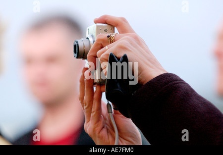 Frau mit kleine kompakte Digitalkamera bei Hay Festival Hay on Wye Powys Wales UK Stockfoto