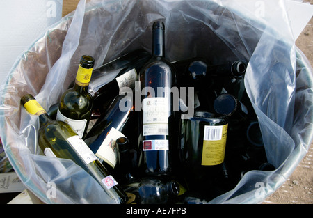 Weinflaschen im Mülleimer für das recycling bei The Guardian Hay Festival 2006 Hay on Wye Powys Wales UK Stockfoto