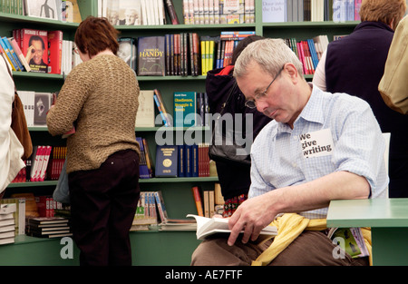 Besucher lesen und stöbern in der Buchhandlung bei The Guardian Hay Festival 2006 Hay on Wye Powys Wales UK Stockfoto