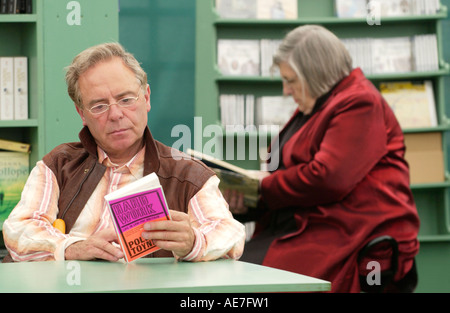 Besucher lesen und stöbern in der Buchhandlung bei The Guardian Hay Festival 2006 Hay on Wye Powys Wales UK Stockfoto