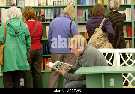 Besucher lesen und stöbern in der Buchhandlung bei The Guardian Hay Festival 2006 Hay on Wye Powys Wales UK Stockfoto
