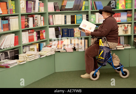 Besucher lesen und stöbern in der Buchhandlung bei The Guardian Hay Festival 2006 Hay on Wye Powys Wales UK Stockfoto
