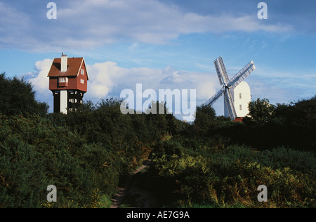 19. Jahrhundert Bockwindmühle und umgebauten Wasserturm The House In The Clouds Thorpeness Suffolk Stockfoto