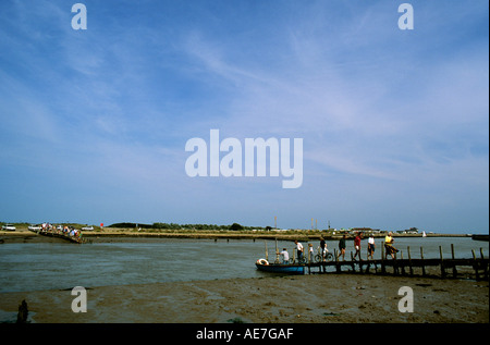 Kleine Sommer Passagierfähre Zeilen Besucher über The River Blyth aus Walberswick auf die Southwold-Seite Stockfoto