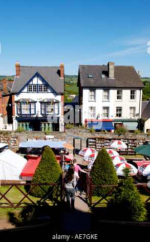 Blick über das Openair Ehrlichkeit Buchhandlung im Heu Schloss während Hay Festival bei Hay on Wye Powys Wales UK Stockfoto