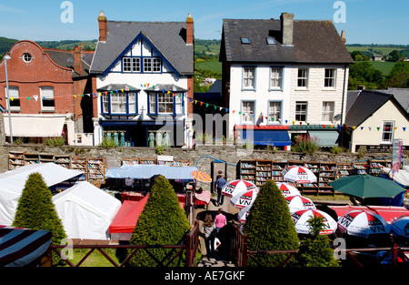 Blick über das Openair Ehrlichkeit Buchhandlung im Heu Schloss während Hay Festival bei Hay on Wye Powys Wales UK Stockfoto