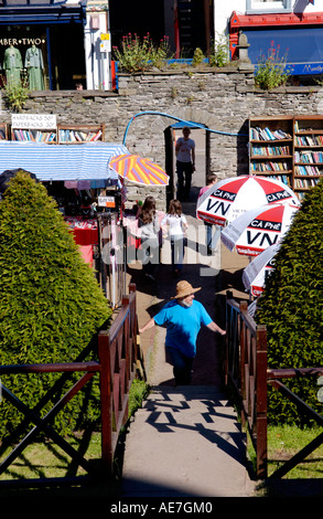 Blick über das Openair Ehrlichkeit Buchhandlung im Heu Schloss während Hay Festival bei Hay on Wye Powys Wales UK Stockfoto