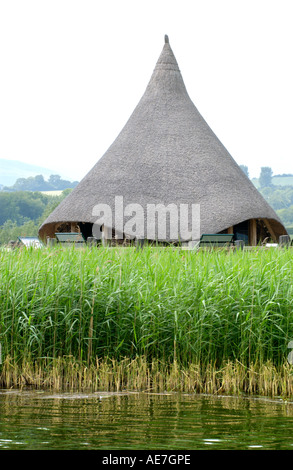 Rekonstruktion der alten Eisenzeit Crannog am Llangorse See Powys South Wales UK mit Pen y Fan in Ferne Stockfoto