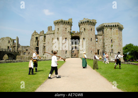 English Civil War Reenactment in Raglan Castle Monmouthshire South East Wales UK Stockfoto