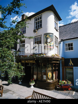 Die kleinste Kneipe in Großbritannien Bury St Edmunds ein Dutzend Menschen füllen es Besitz von lokalen Brauerei Greene King Suffolk Stockfoto