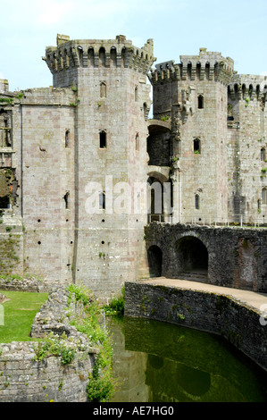 Das Torhaus Reichweite und Graben in Raglan Castle Monmouthshire South East Wales UK Stockfoto