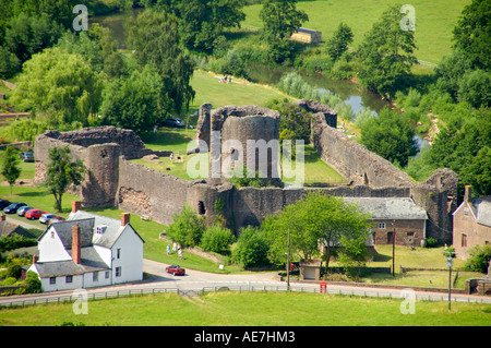 Skenfrith Schloss im Zentrum des Dorfes am Ufer des Flusses Monnow Monmouthshire South East Wales UK Stockfoto