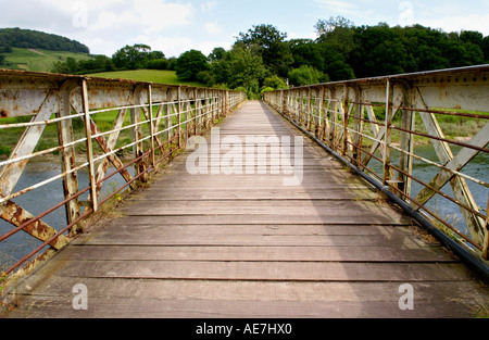 Fußgängerbrücke über den Fluss Wye am Tintern in der unteren Wye Valley Monmouthshire South East Wales UK Stockfoto