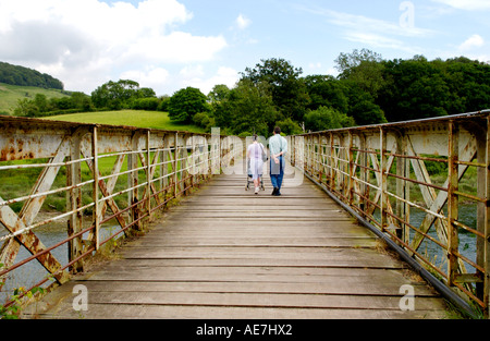 Fußgängerbrücke über den Fluss Wye am Tintern in der unteren Wye Valley Monmouthshire South East Wales UK Stockfoto