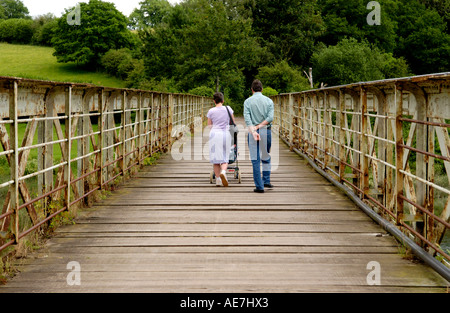 Fußgängerbrücke über den Fluss Wye am Tintern in der unteren Wye Valley Monmouthshire South East Wales UK Stockfoto