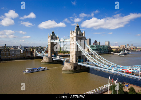 UK-London erhöhten Blick auf Tower Bridge und Fluss Themse Stockfoto