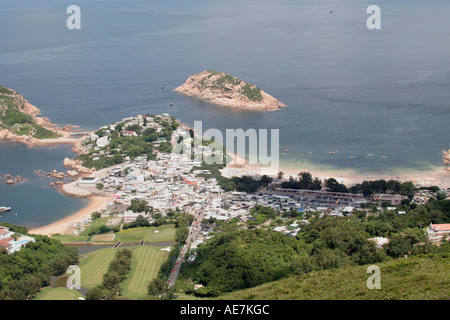 Shek O Dorf und Hauptstrand am sonnigen Tag Luftaufnahme vom Drachen zurück wandern Wanderweg Hong Kong Stockfoto