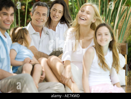 Zwei Paare und zwei Kinder gemeinsam entspannen Stockfoto
