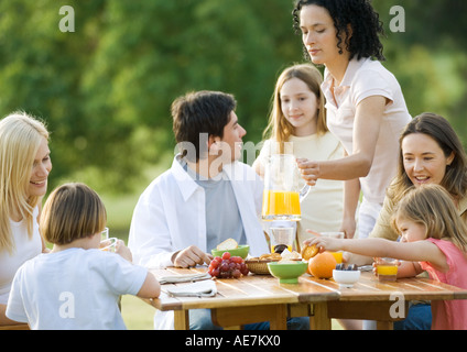 Frühstücken im freien Gruppe Stockfoto