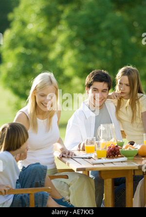 Familie im Freien zu frühstücken Stockfoto