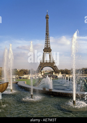 Brunnen & Wasserspiele im Querformat Gärten von Trocadéro mit berühmten iconic Schmiedeeisen Eiffelturm Sehenswürdigkeit Struktur über Paris Frankreich EU Stockfoto