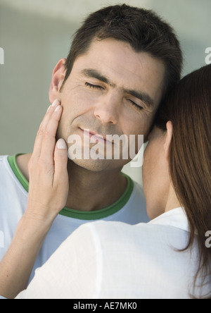 Paar, Frau des Mannes Wange berühren Stockfoto