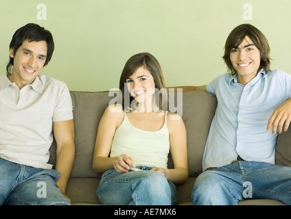 Gruppe von jungen Erwachsenen Freunden auf sofa Stockfoto