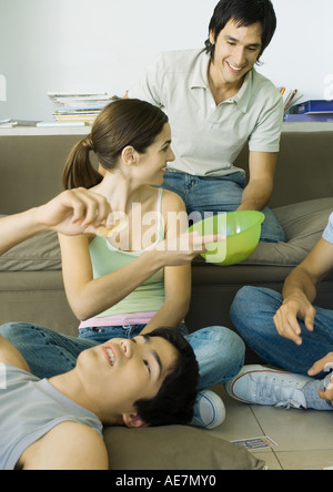 Gruppe von jungen Erwachsenen Freunden naschen Stockfoto