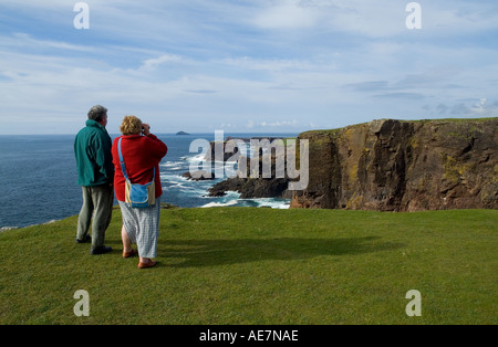 dh Süd Leiter von Caldersgeo ESHA NESS SHETLAND Mann Frau Touristen Vogelbeobachtung seacliff eshaness Seeklippen Touristen Westküste schottland Inseln Stockfoto