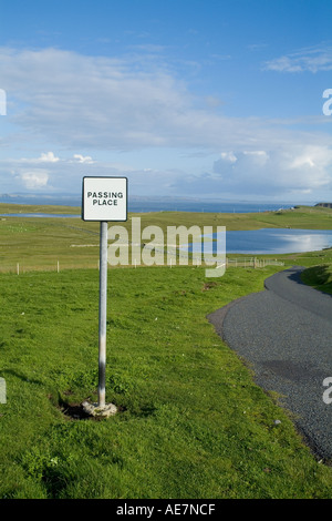 dh Loch of Breckon ESHA NESS SHETLAND Country Road vorbei Platzieren und vorbei an Ort Wegweiser Straßenschild Autoing schottland Zeichen Stockfoto