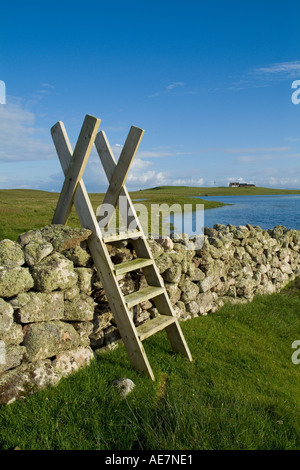 dh Loch of Breckon ESHA NESS SHETLAND Country Walkers stile Leiter über Trockensteindeich Trockensteinmauer Wanderung Stufen Walk uk Stockfoto