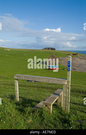 dh Stenness ESHA NESS SHETLAND Land Fußweg Wanderer Zaun Stil Cottage Walk Wanderung shetlands Pfad eshaness nordmavine schottland Stockfoto