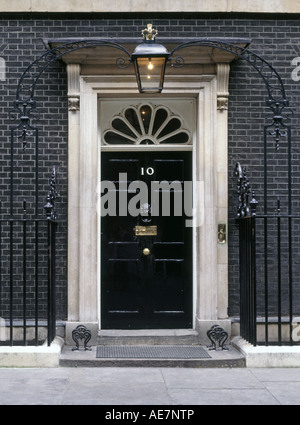 Glühbirne an der schwarzen Tür der Downing Street 10 zur offiziellen Residenz des Premierministers im Bezirk Whitehall Westminster London England Großbritannien Stockfoto