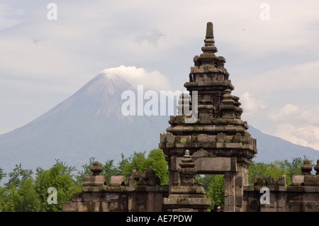 Bei der Candi Prambanan Gunung Merapi im Hintergrund Stockfoto