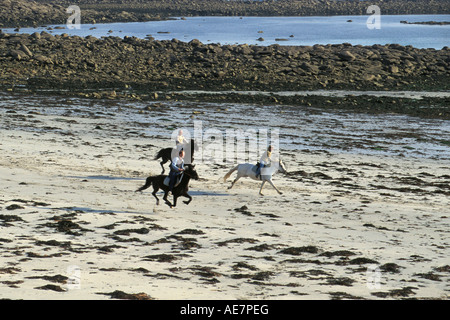 Frankreich Bretagne Insel Batz Touristen Reiten Reiten am Strand-Seitenansicht Stockfoto