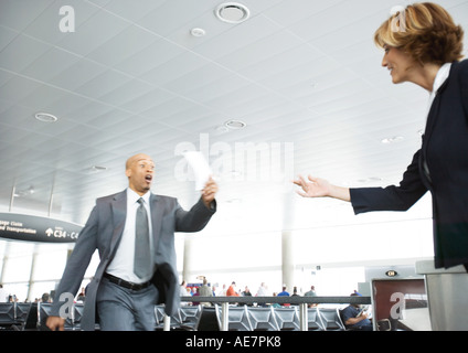 Rauschenden Geschäftsmann hält Ticket für Airline-Telefonzentrale Stockfoto