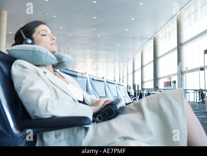 Business-Reisende sitzen im Flughafen-Lounge, ein Nickerchen mit Nackenkissen Stockfoto